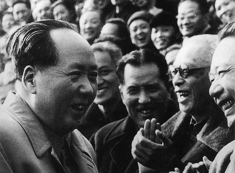 In Aug. 1950, Mao Zedong received then-President Hu Maolian (second on the right).)