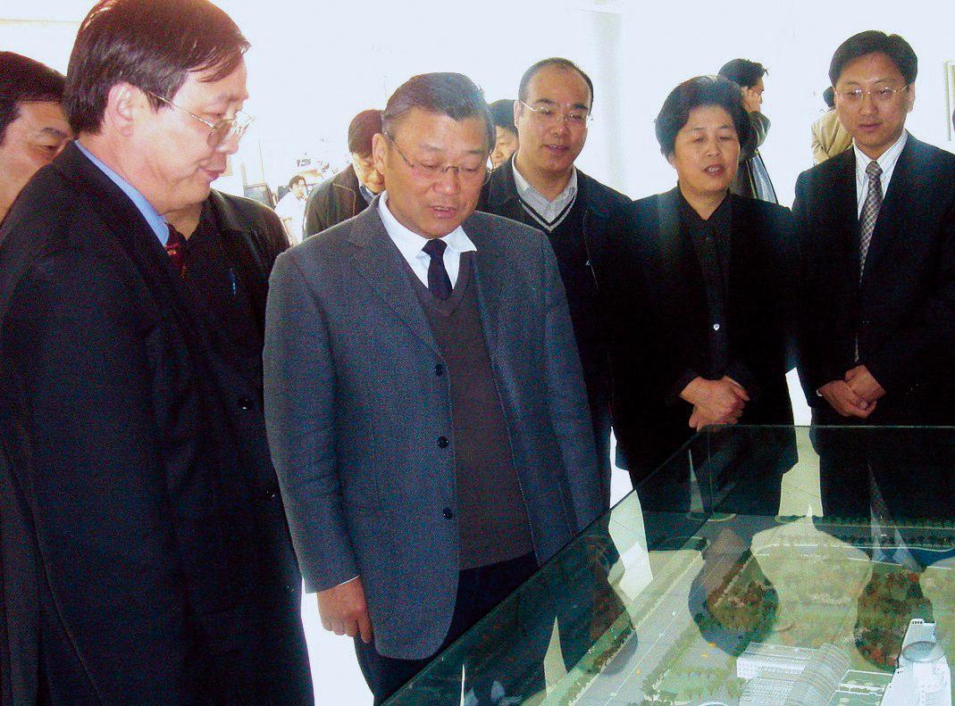 On Apr. 3, 2007, Secretary of Songjiang District Committee Sheng Yafei (second on the left) and then Deputy Mayor of the District Zhou Xuedi (second on the right) visited Southern Branch of our hospital.)