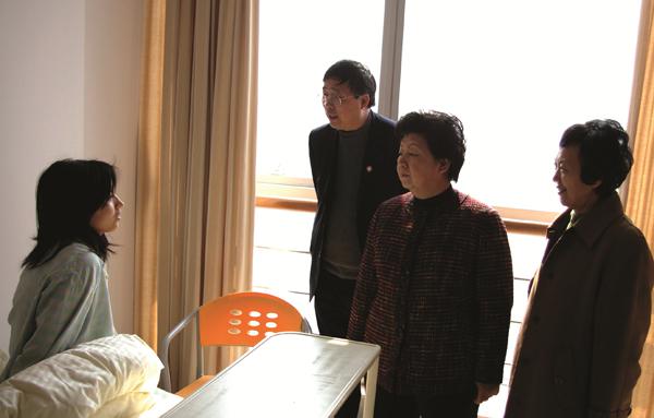 On Feb. 12, 2007, then Deputy Chairman of Municipal Committee of CPPCC Zuo Huanchen (second on the right) visited Southern Branch of our hospital.)