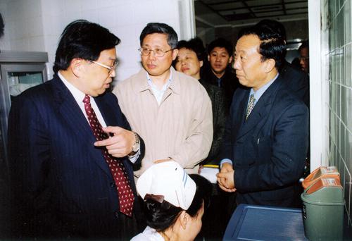 On Apr. 24, 2002, then Chairman of Municipal Committee of CPPCC Jiang Yiren (first on the left) visited our hospital.)