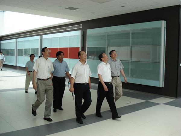 On Aug. 3, 2006, Secretary of the Party Committee of Municipal Health Bureau and Director Chen Zhirong and Deputy Secretary Li Zhongyao visited the Southern Branch of our hospital)