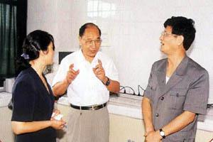 In Aug. 1999, State Councilor, Minister of Ministry of Public Security and then Deputy Party Secretary of Shanghai Municipality Meng Jianzhu visited the Central Laboratory of our hospital.)