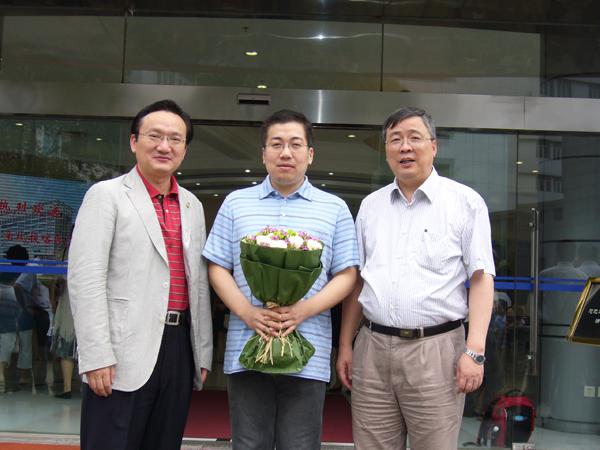 On Jul. 7, 2012, Director of Municipal Health Bureau Xu Jianguang and other leaders saw off Doctor Cai Xun of Oncology Department and Wu Xiaofeng of Orthopaedics Department to provide assistance for Kashgar Prefecture Second Peoples Hospital.)