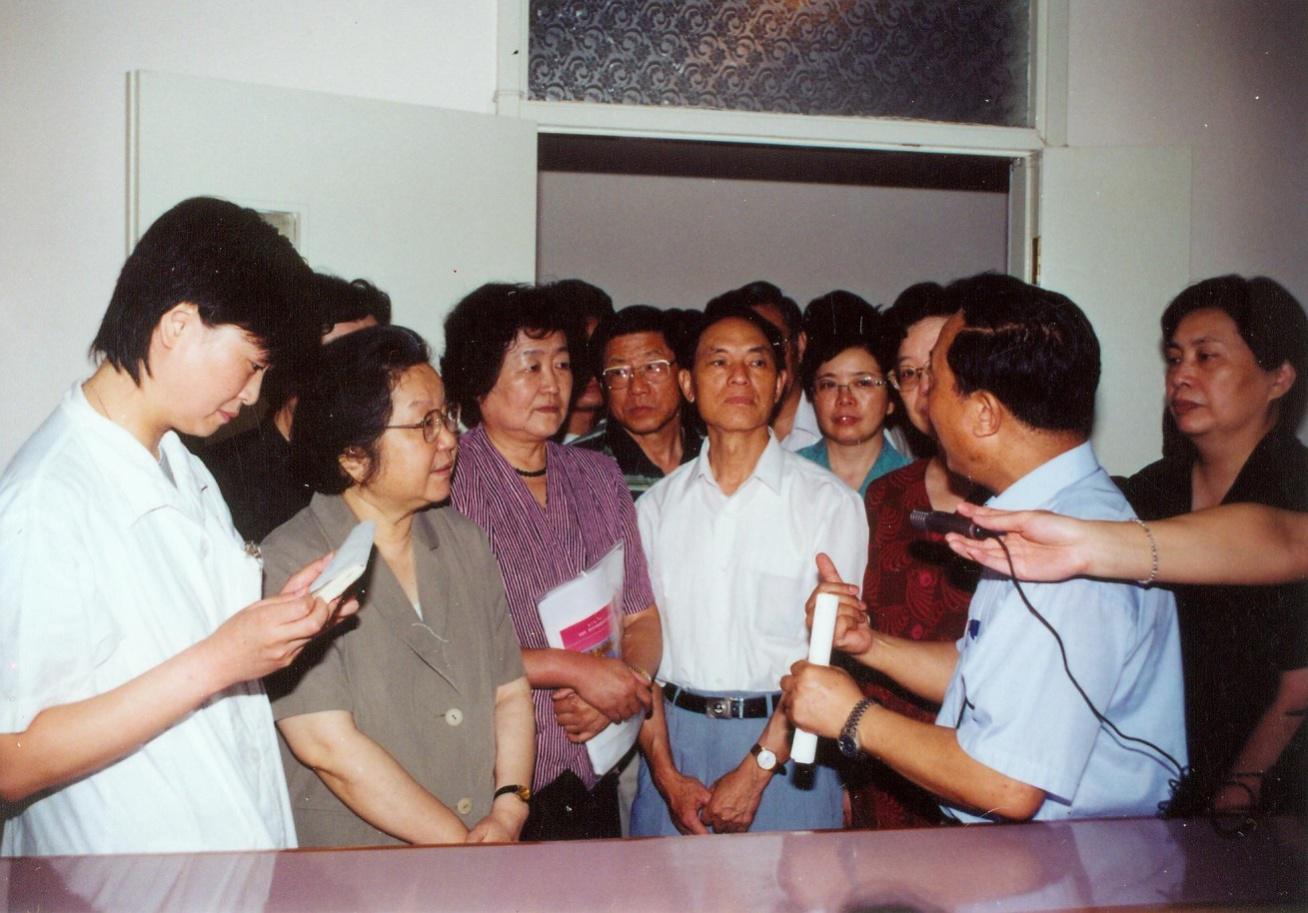 In 2003, then Director of the Standing Committee of NPC of Shanghai Municipality Chen Tiedi (second on the left) visited our hospital.)