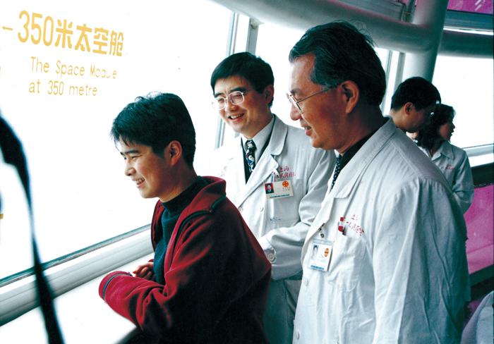 In Apr. 2000, a successful heart transplantation surgery performed in our hospital. The patient after surgery survives the longest time in Shanghai.  )