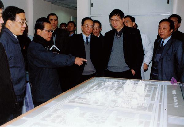 On Jan. 5, 2006, then Director of the Standing Committee of NPC of Shanghai Municipality Gong Xueping (second on the left), then Deputy Mayor Yang Xiaodu (first on the left) and then Secretary of the Party Committee of Health Bureau Chen Zhirong and Director of the Development Center of Shenkang Hospital Chen Jianping (first on the left the back row) visited the Southern Branch of our hospital which was just completed.)