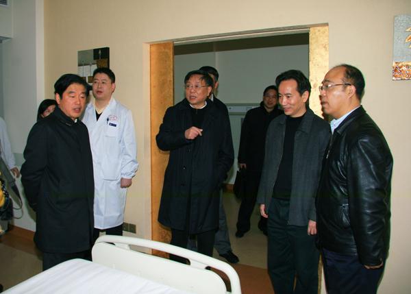 On Mar. 27, 2010, Deputy Mayor Hu Yanzhao (first on the left), Director of Municipal Cooperation Office Lin Xiang, Director of Municipal Carder and Health Care Bureau Han Weijun and relevant leaders inspected the medical security and green channel for rescuing VIP for the World Expo at our hospital.)