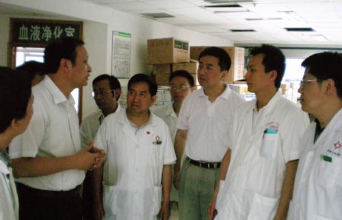 On May 26, 2008, Deputy Minister of the Ministry of Health and Director of the State Administration of Traditional Chinese Medicine Wang Guoqiang (second on the left) e visited the medical earthquake relief team members of our hospital in Mianyang of Sichuan.)