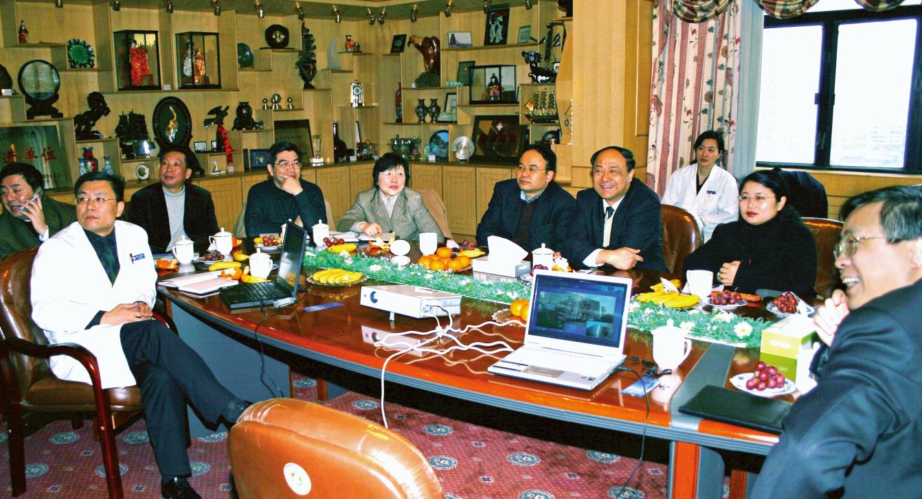 On Mar. 1, 2007, Secretary of Hongkou District Committee Sun Weiguo (fourth on the right), Deputy Mayor of the District Hua Dongping (fifth on the right) and other district leaders provided instructions in our hospital.)