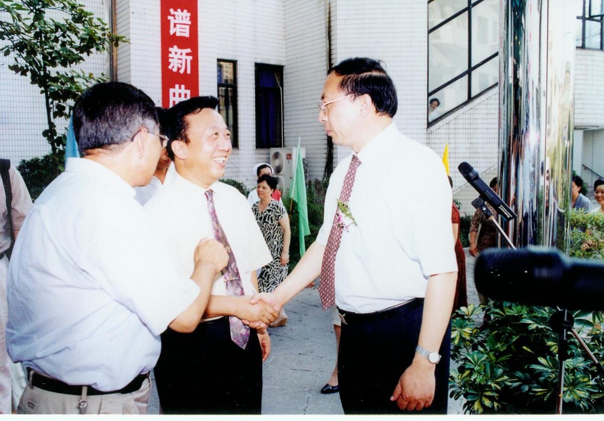On Aug. 23, 2002, Xie Shengwu (first on the right), then-President of Shanghai Jiao Tong University attended the Unveiling Ceremony of the Affiliated No. 1 Peoples Hospital of Shanghai Jiao Tong University which carries the name of our hospital.)