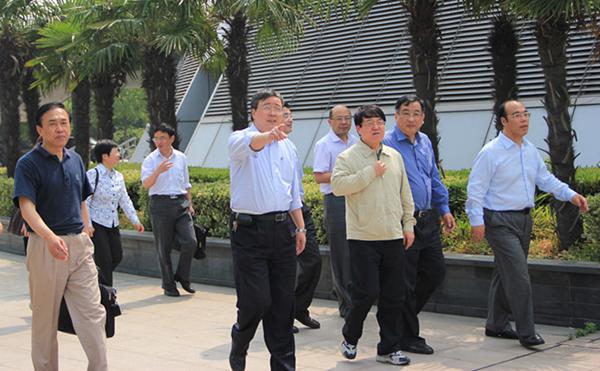 On Jun. 8, 2011, Secretary of the Party Committee of Municipal Education and Health Li Xuanhai, Deputy Secretary Du Huifang and other leaders came to Shanghai General Hospital for survey on party construction.)
