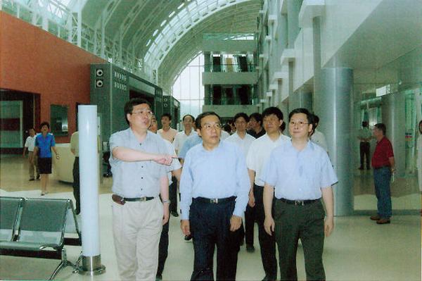 On Jan. 22, 2006, then Deputy Mayor of Shanghai Municipality Yang Xiaodu (second on the left), Deputy Secretary General of the Municipal Government Yao Mingbao (second on the right) and Mayor of Songjiang District Sun Jianping (First on the right) visited the Southern Branch of our hospital.)