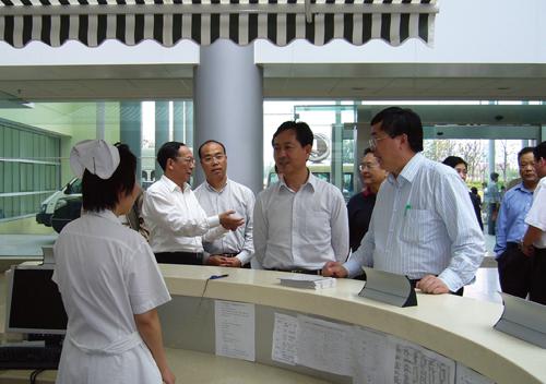 On May 15, 2007, Deputy Minister of the Ministry of Health Chen Xiaohong (second on the right) visited Southern Branch of our hospital.